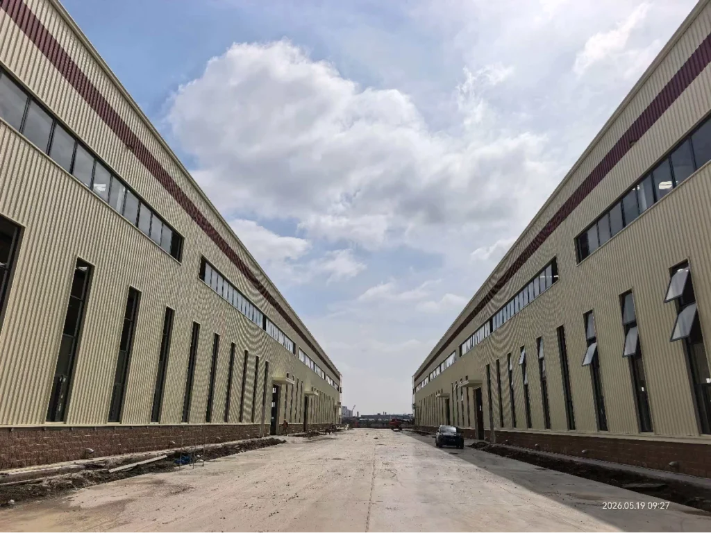 Entrepôt et atelier à structure métallique