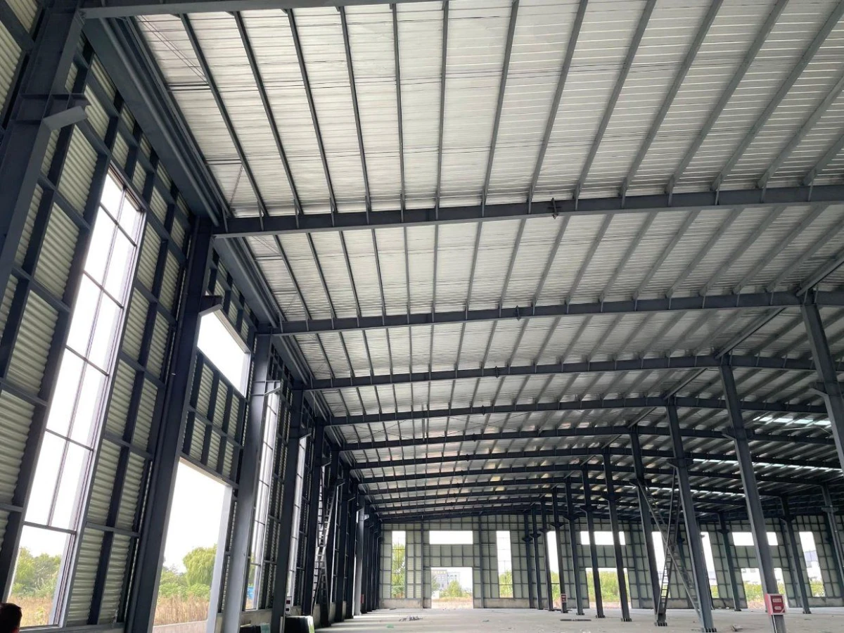 Clear-span, column-free steel warehouse interior