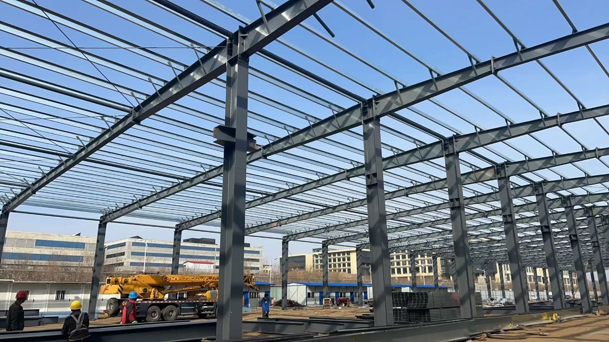 Column-free clear-span interior of a prefabricated steel structure building