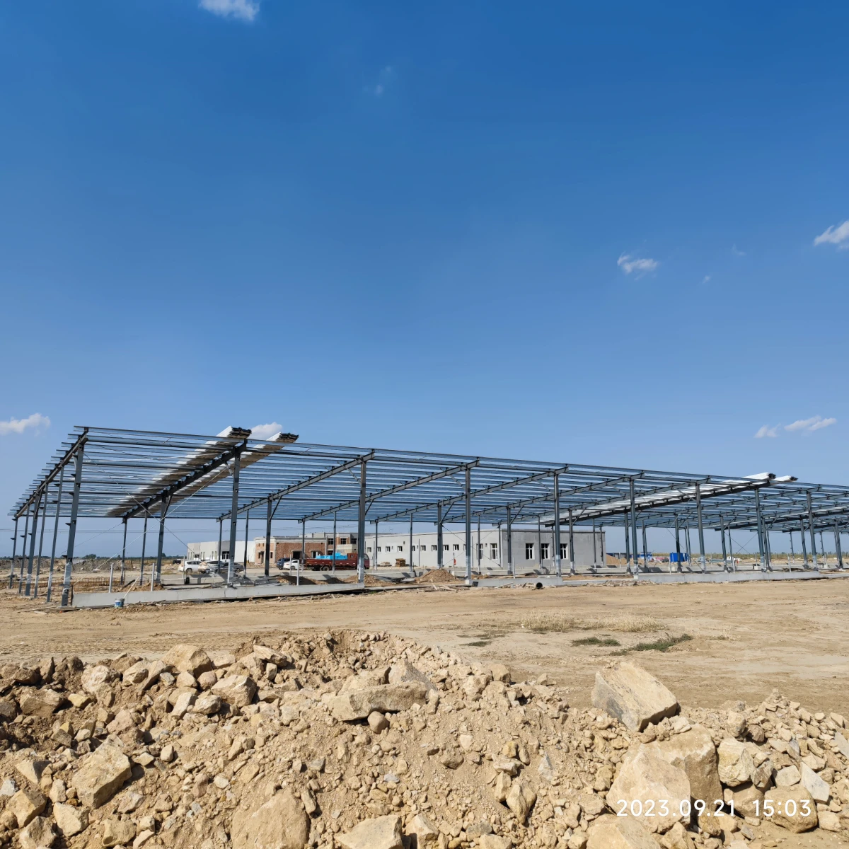 Long-span dairy farm steel structure for large-scale cattle barns