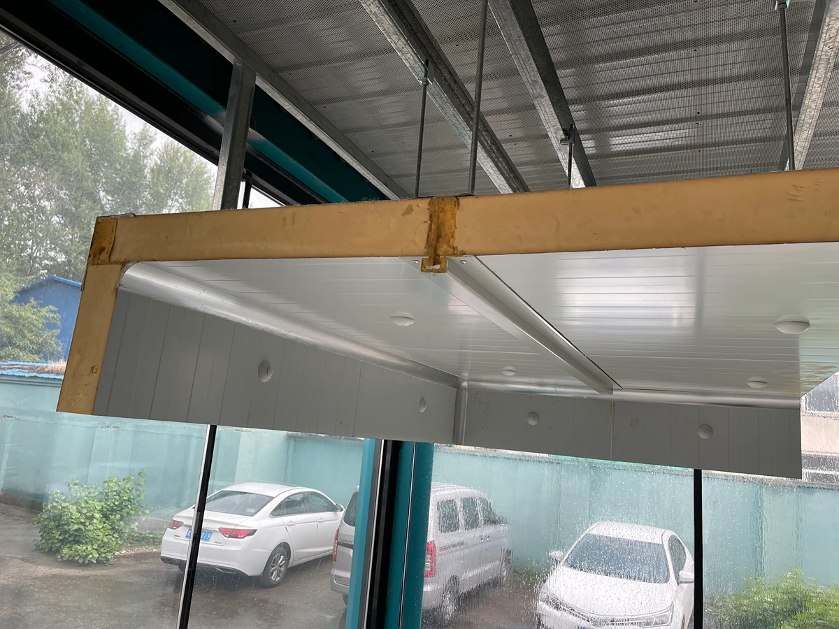 Primer plano de la unión de un panel sándwich aislado durante la instalación de una cámara frigorífica