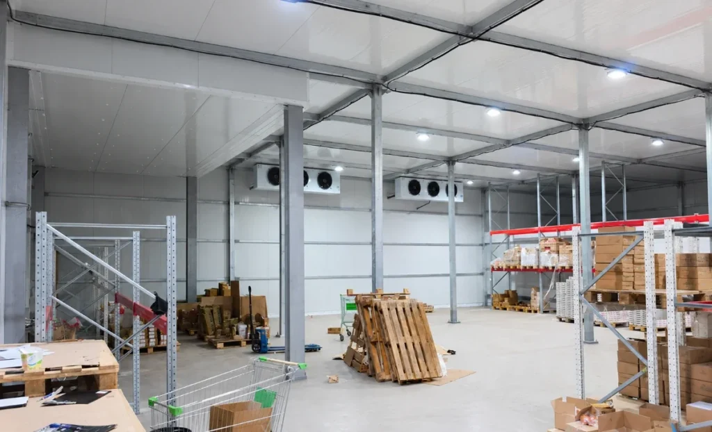 Interior de una cámara frigorífica con paneles sándwich aislantes y evaporadores de refrigeración.