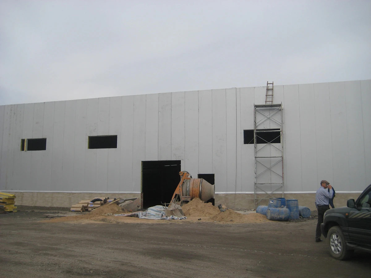 Completed steel structure building erected quickly on site