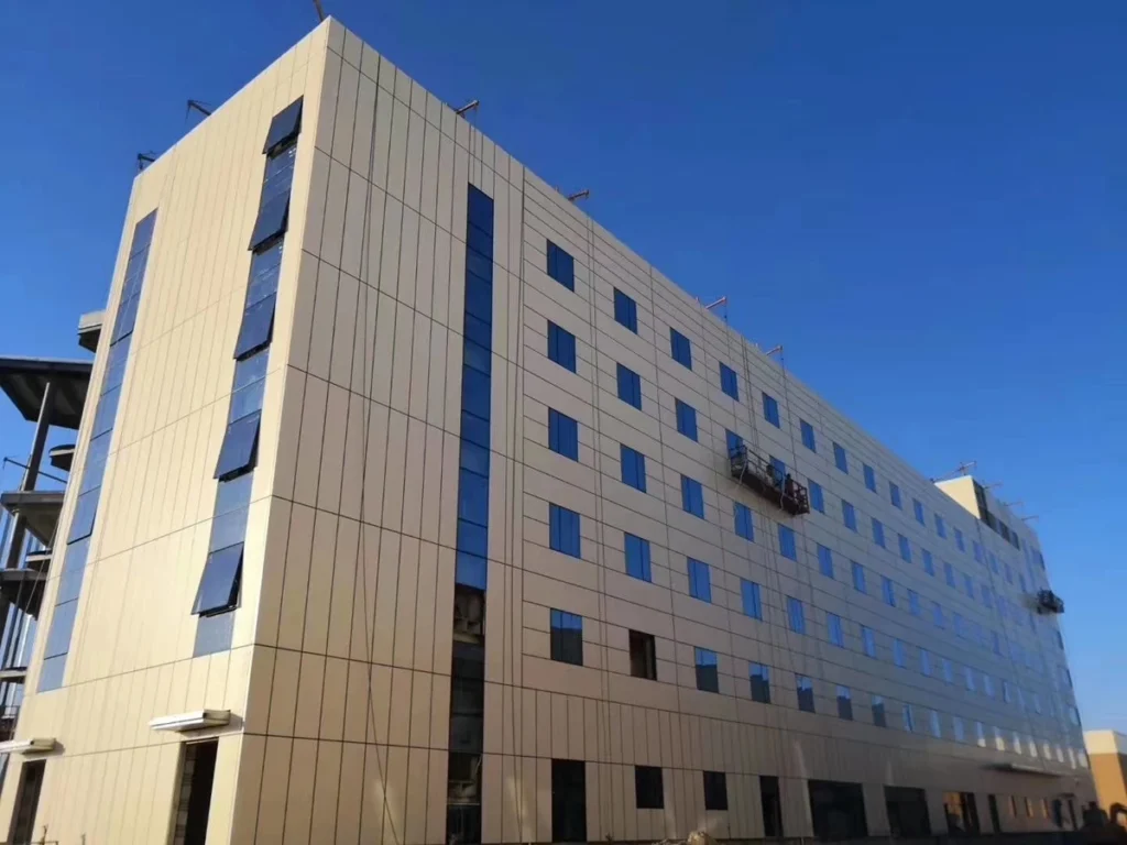 Fachada de un edificio de acero de varias plantas que muestra métodos de construcción modular prefabricada.