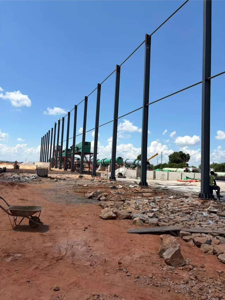 Múltiples columnas de acero y conexiones de vigas ensambladas en una obra en construcción activa.