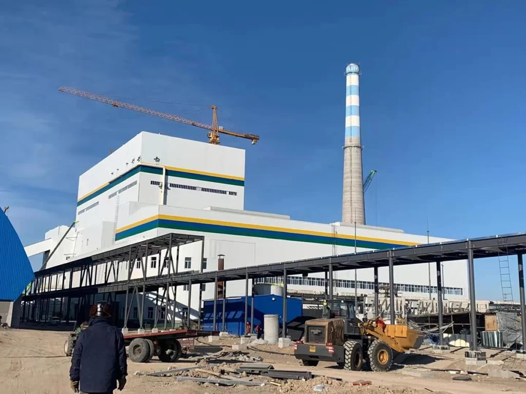 Estructura de acero de la central eléctrica, que incluye la chimenea de la sala de máquinas y la estructura industrial.