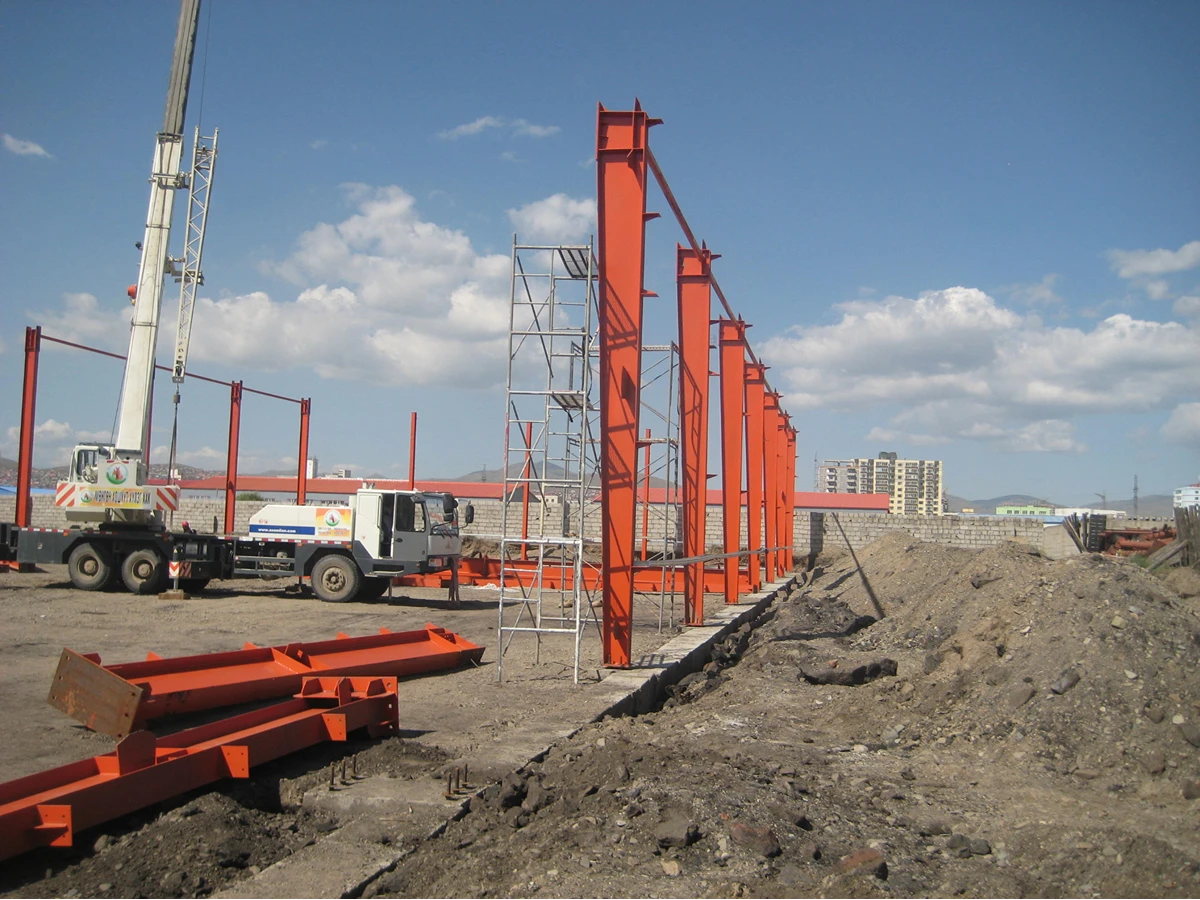 Steel column erected quickly during fast steel building assembly