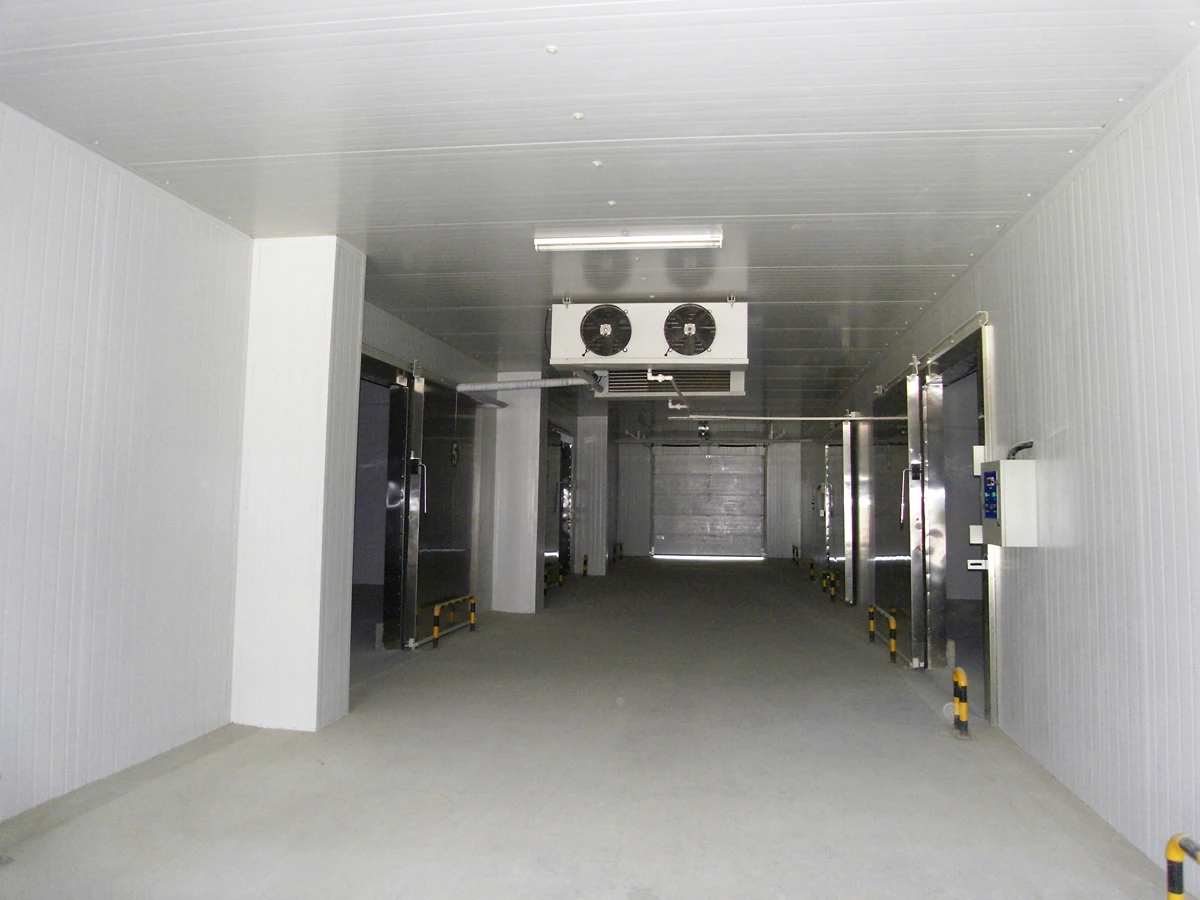 Instalación de congelador de acceso interior que muestra paneles aislantes, enfriador de unidad y puertas de acceso