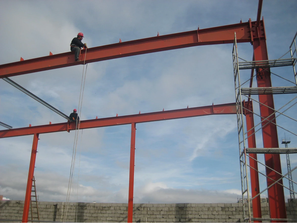 Portal frame rigid eaves connection with haunch during erection