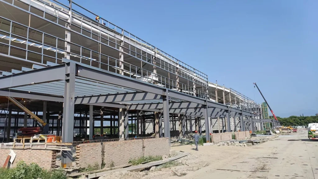 Montaje de la estructura de acero, mostrando las vigas y conexiones de acero ensambladas.