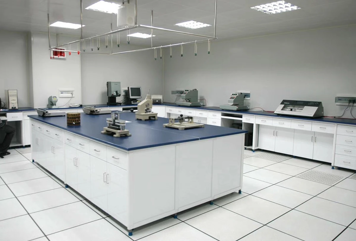 Cleanroom panel joint and window frame detail