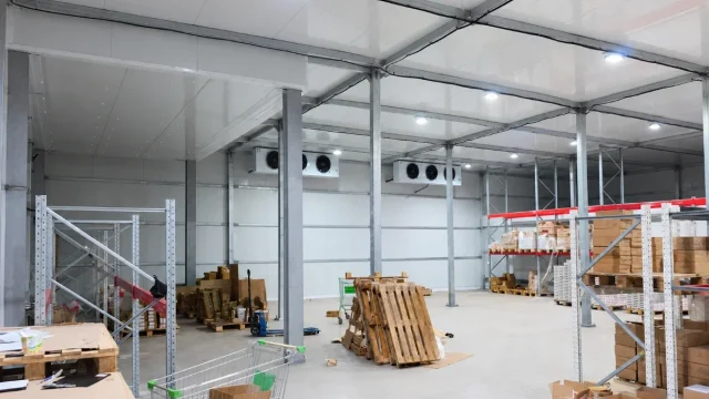 Cold_storage_room_interior_with_insulated_panels_and_evaporators_by_Vikkins