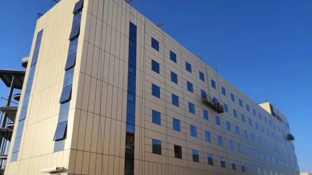 Façade de bâtiment métallique à plusieurs étages, vikkins