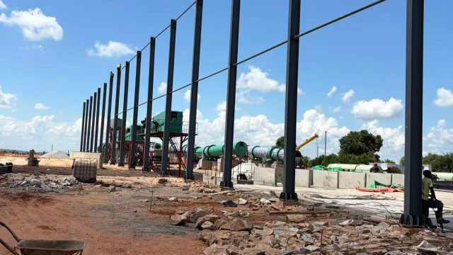 Múltiples columnas de acero y conexiones de vigas ensambladas en una obra en construcción activa.