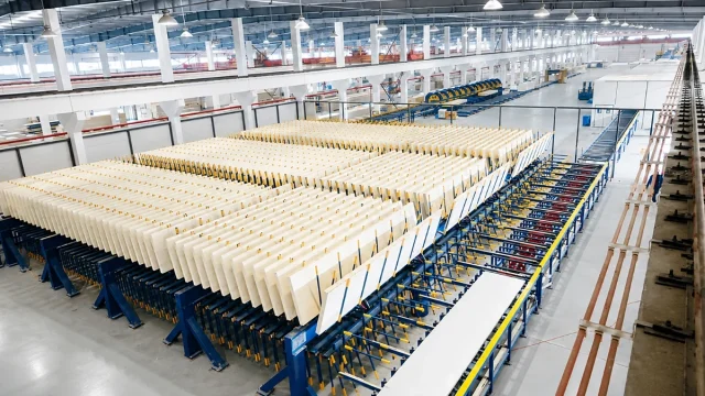 Planta de producción de paneles sándwich de VIKKINS con paneles aislantes PIR en líneas de alta velocidad.