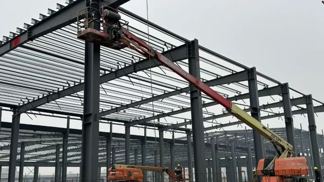 construction-en-ossature-métallique-poteaux-et-poutres-sur-chantier